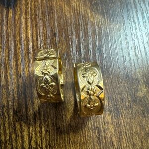 Vintage Gold Tone Intricated Design Small Hoop Clip on Earrings